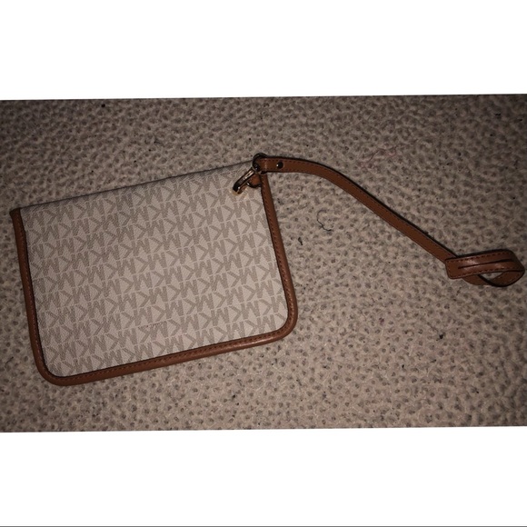 💕😍❤️MAKE AN OFFER! MICHAEL KORS LOGO WRISTLET/POUCH❤️😍💕 - Picture 5 of 5